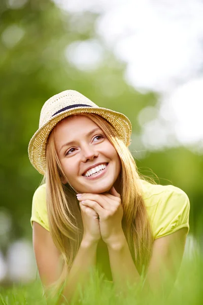 Šťastná mladá žena v klobouku — Stock fotografie