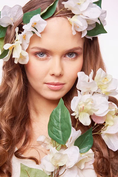 Mulher primavera em coroa floral — Fotografia de Stock