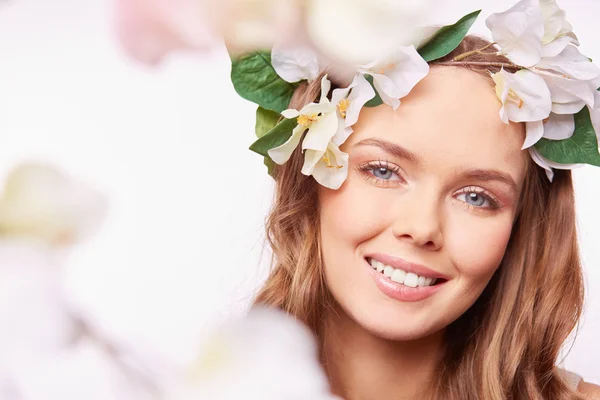 Mujer de primavera en corona floral —  Fotos de Stock