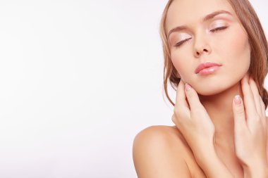 Doğal makyajlı kadın.