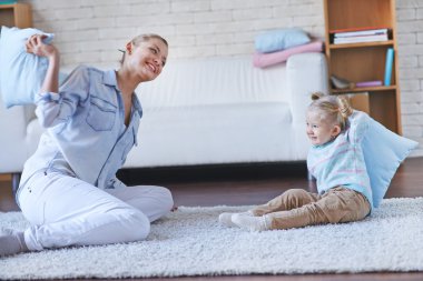 Küçük kızla oynayan bebek bakıcısı