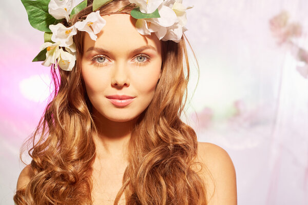 Весна женщина в цветочном венке
