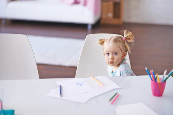 Kleines Mädchen am Schreibtisch — Stockfoto