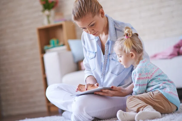 Vrouw en dochter met touchpad — Stockfoto