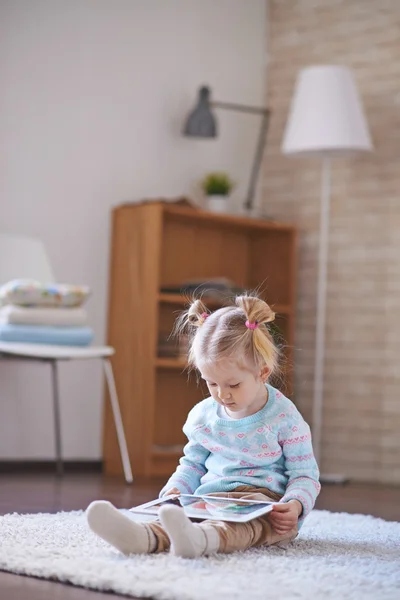 Menina com tablet digital — Fotografia de Stock