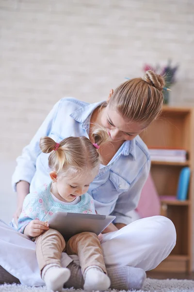 Mulher e filha navegando online — Fotografia de Stock