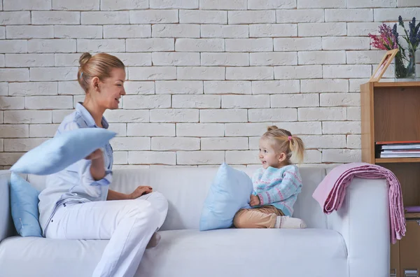 ベビーシッターの子と遊ぶ — ストック写真