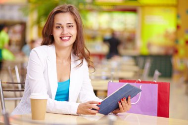 Kadın alışveriş sonra dinlenme sırasında