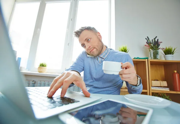 Geschäftsmann arbeitet am Laptop — Stockfoto