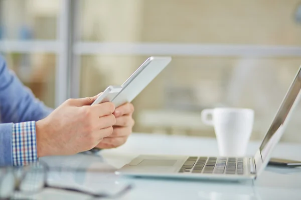 Manliga händer med mobiltelefon och pekplatta — Stockfoto