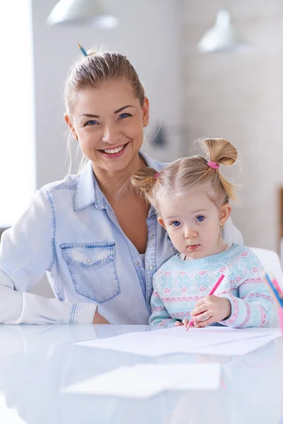 Little girl drawing with mother — Stock Photo, Image