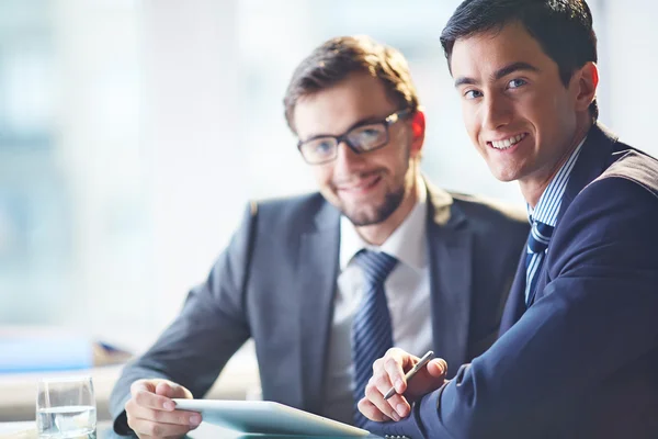 Empresários felizes sorridentes — Fotografia de Stock