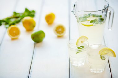 İki bardak mojito kokteyl ile