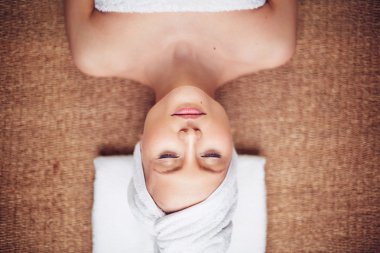 Kafa havluya yatan kadın
