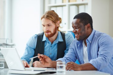 Sunum izlerken erkek