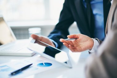 Dijital tablet vasıl gösteren bir el