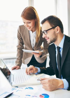 Erkek ve kadın tartışıyor