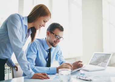 Meslektaşları Touchpad kullanarak