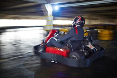 İşadamı içinde go-kart yarış