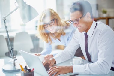 Office insanlar dizüstü bilgisayar ile