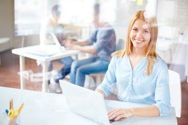 Genç işkadını yazarak