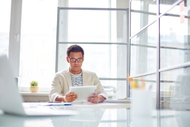 Touchpad ile genç adam