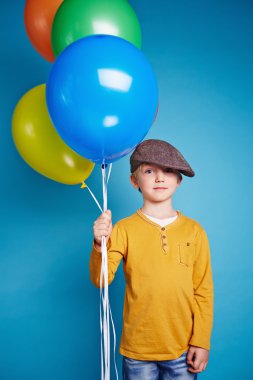 küçük çocuk balon
