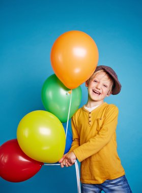 küçük çocuk balon