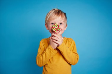 lolipop olan küçük çocuk