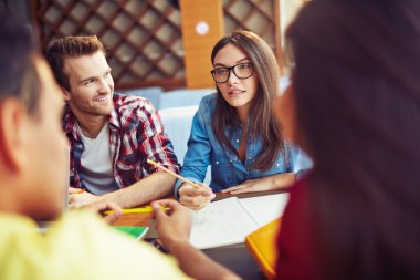 Arkadaşıyla konuşurken GILS