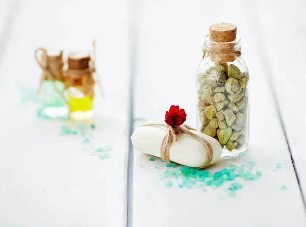 Seife und Flasche mit Steinen — Stockfoto