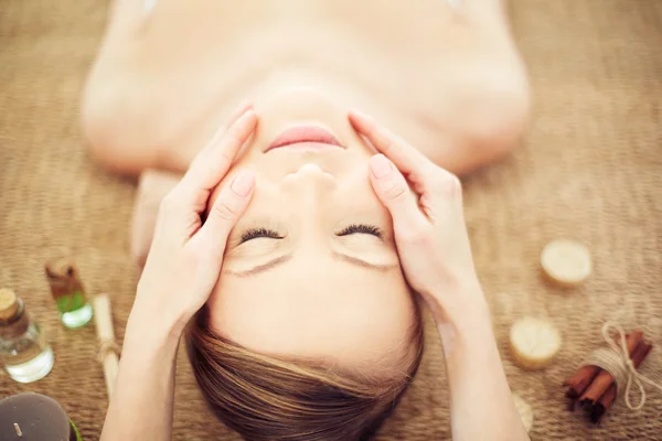 Mulher relaxante durante a massagem — Fotografia de Stock