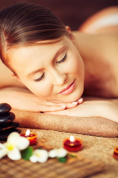 Mujer disfrutando de la aromaterapia en el spa — Foto de Stock