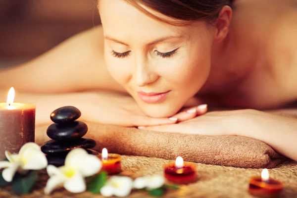 Mujer disfrutando de la aromaterapia en el spa — Foto de Stock