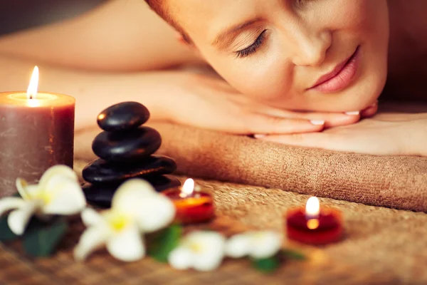 Vrouw genieten van aromatherapie in spa — Stockfoto