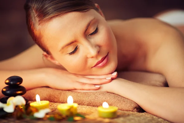 Vrouw genieten van aromatherapie in spa — Stockfoto