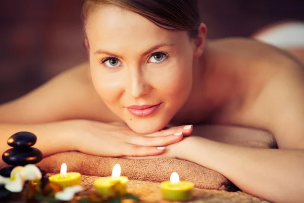 Mujer disfrutando de la aromaterapia en el spa — Foto de Stock