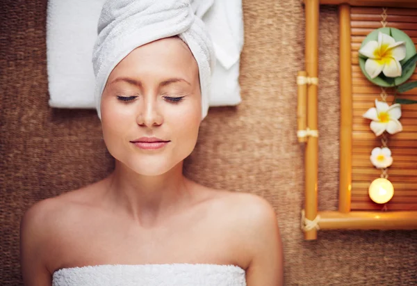 Mujer antes de la terapia de spa — Foto de Stock