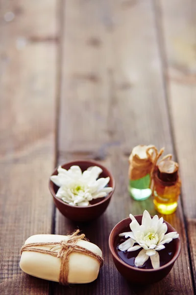Sapone e ciotole con fiori — Foto Stock