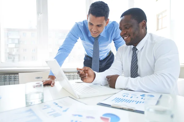 Empresarios colegas en la reunión — Foto de Stock