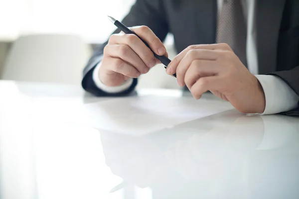 Man bedrijf pen in handen — Stockfoto