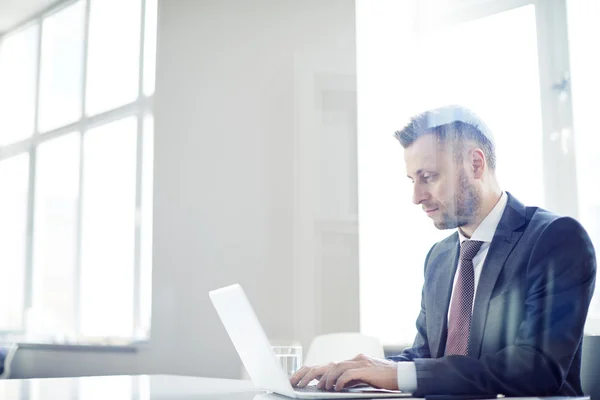 Hombre escribiendo en el ordenador — Foto de Stock