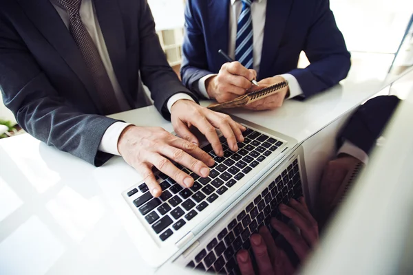 Empresarios trabajando con laptop y notebook . — Foto de Stock