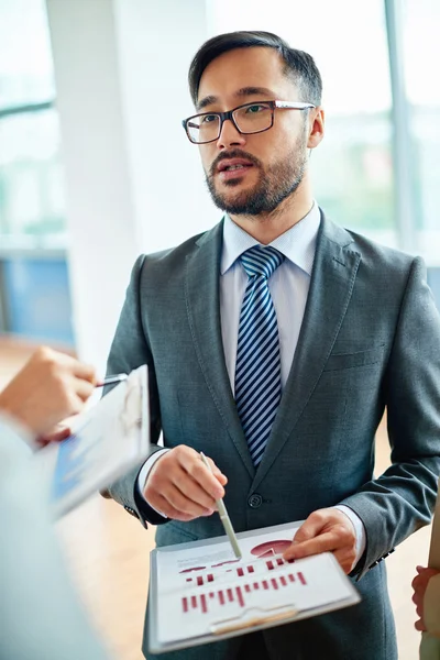 Elegante zakenman met document — Stockfoto