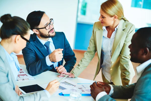 Empresário conversando na reunião — Fotografia de Stock