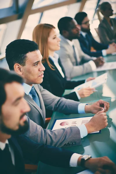 Empresários em conferência — Fotografia de Stock