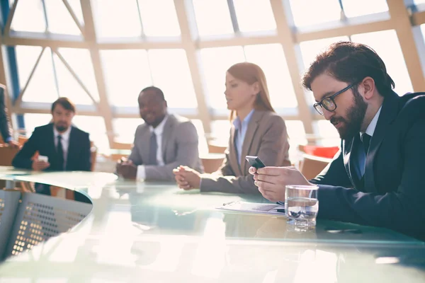 Zakenmensen die communiceren — Stockfoto