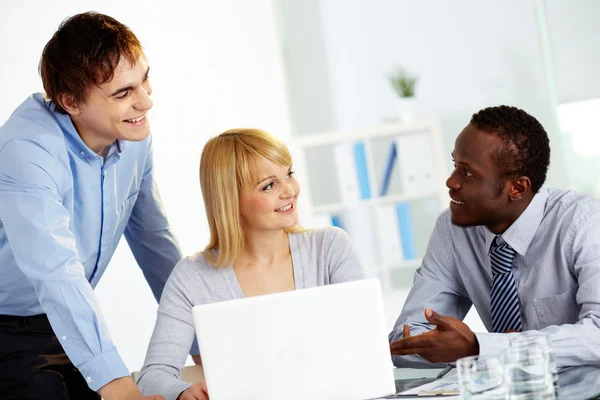 Cheerful discussion of colleagues — Stock Photo, Image
