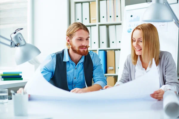 Twee zakenmensen werken — Stockfoto