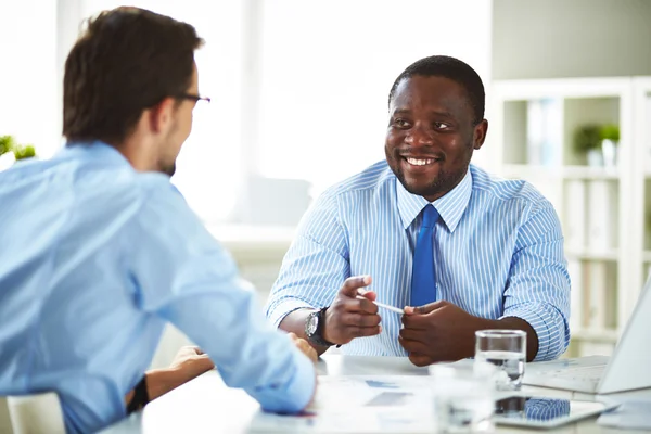 Manager praten voor de mens — Stockfoto